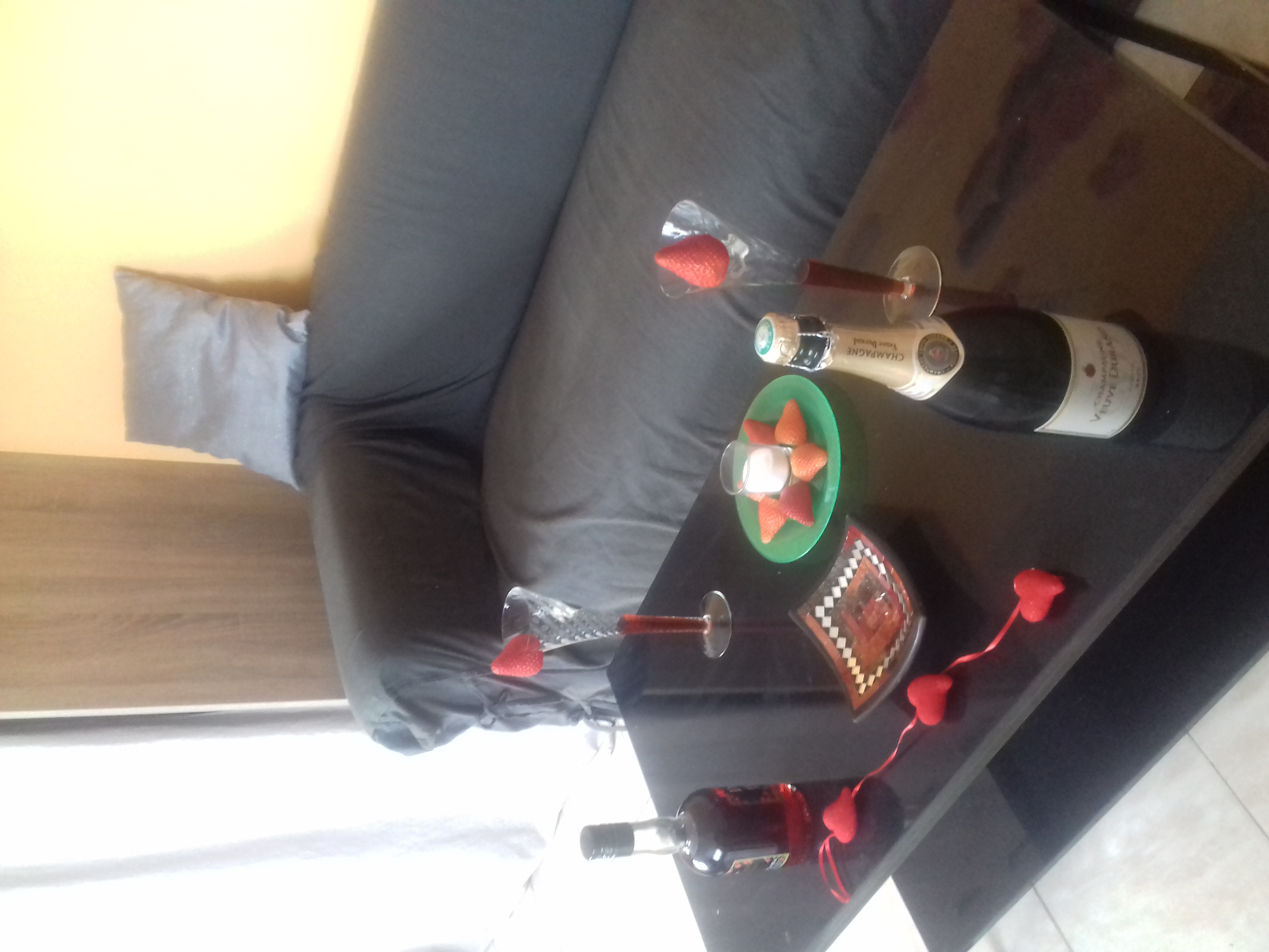 La table basse avec bouteille de champagne et coupes