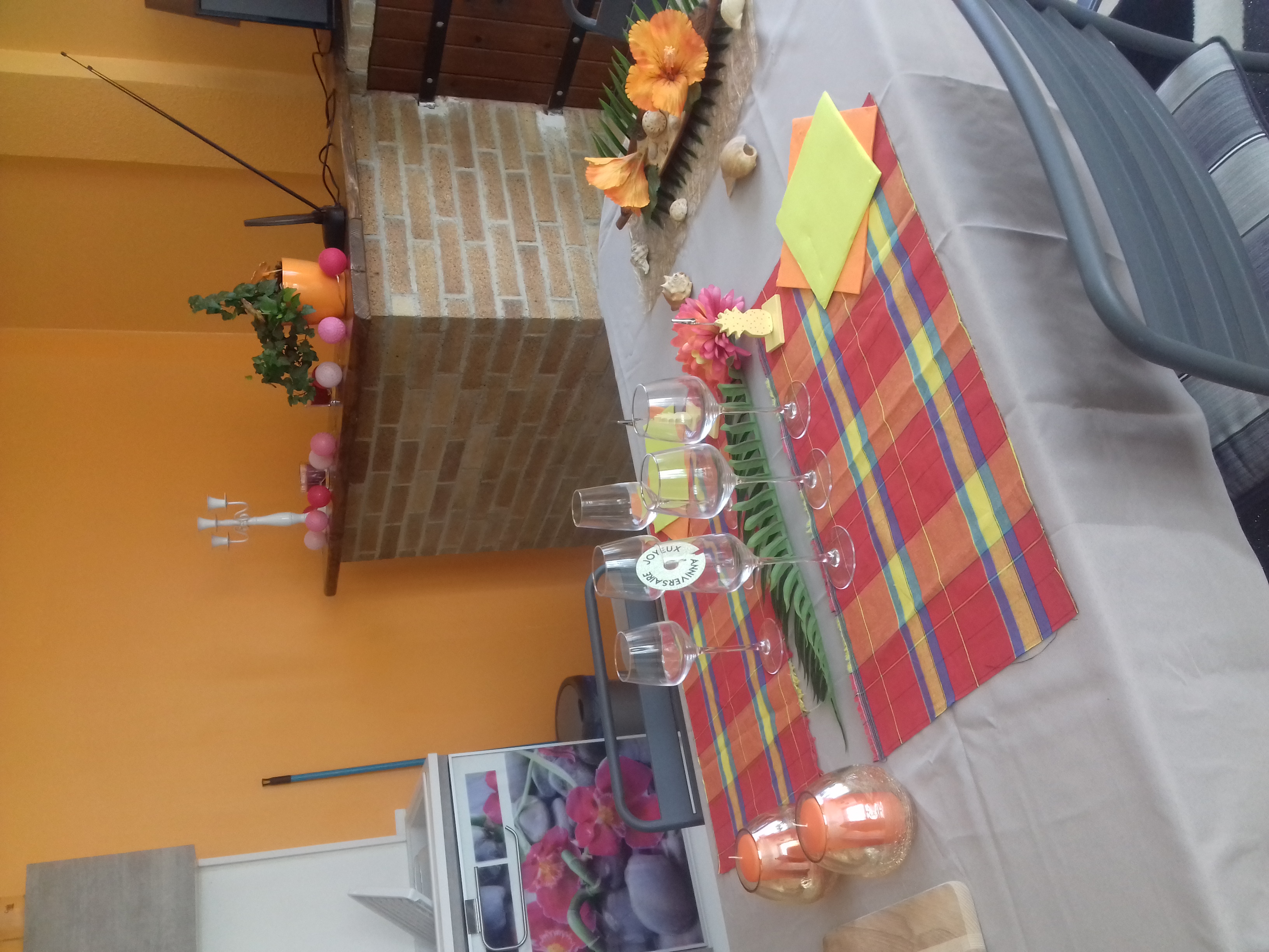 La table richement décorée sur le thème de l'anniversaire